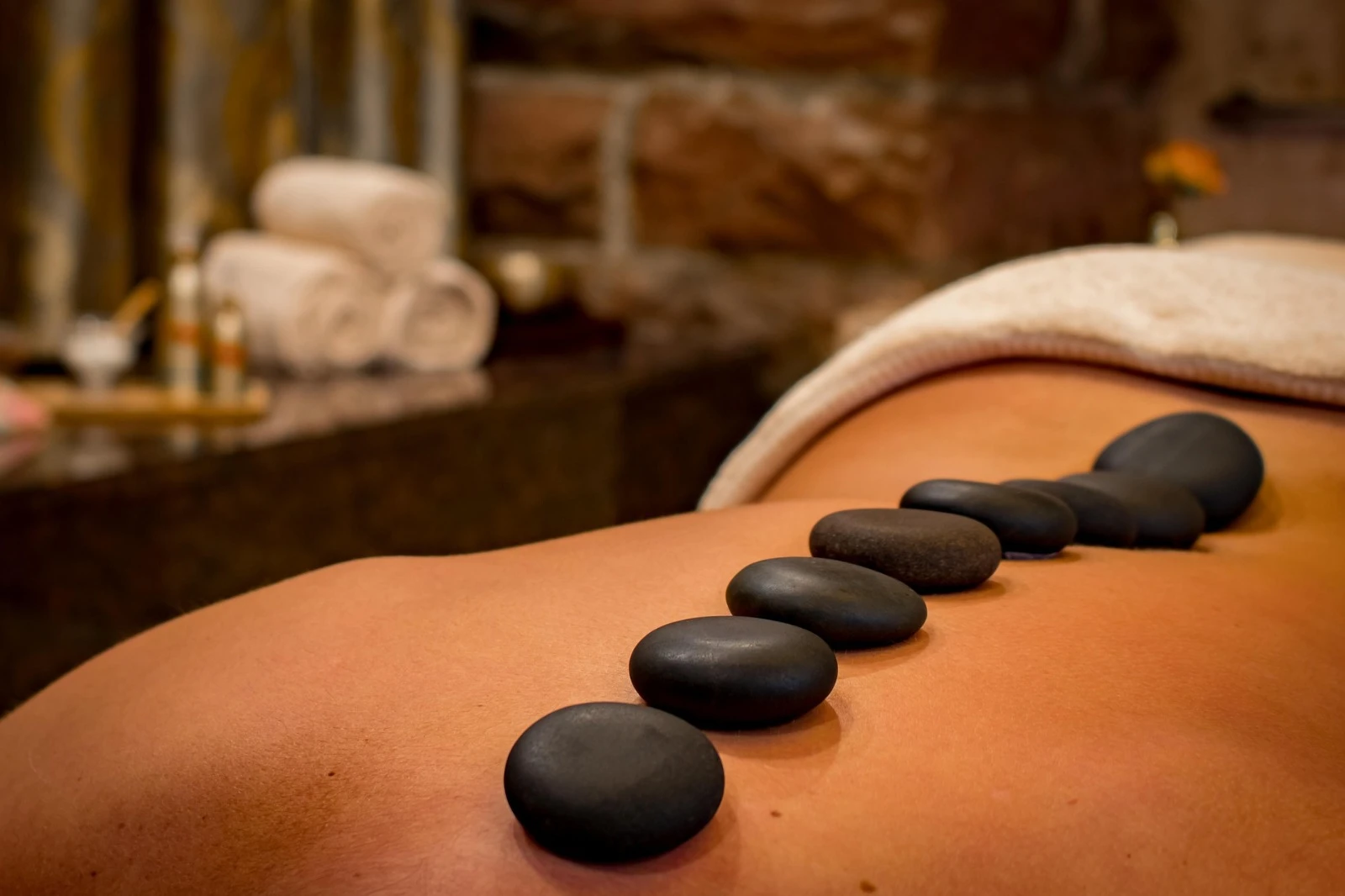 Massagem com pedras quentes